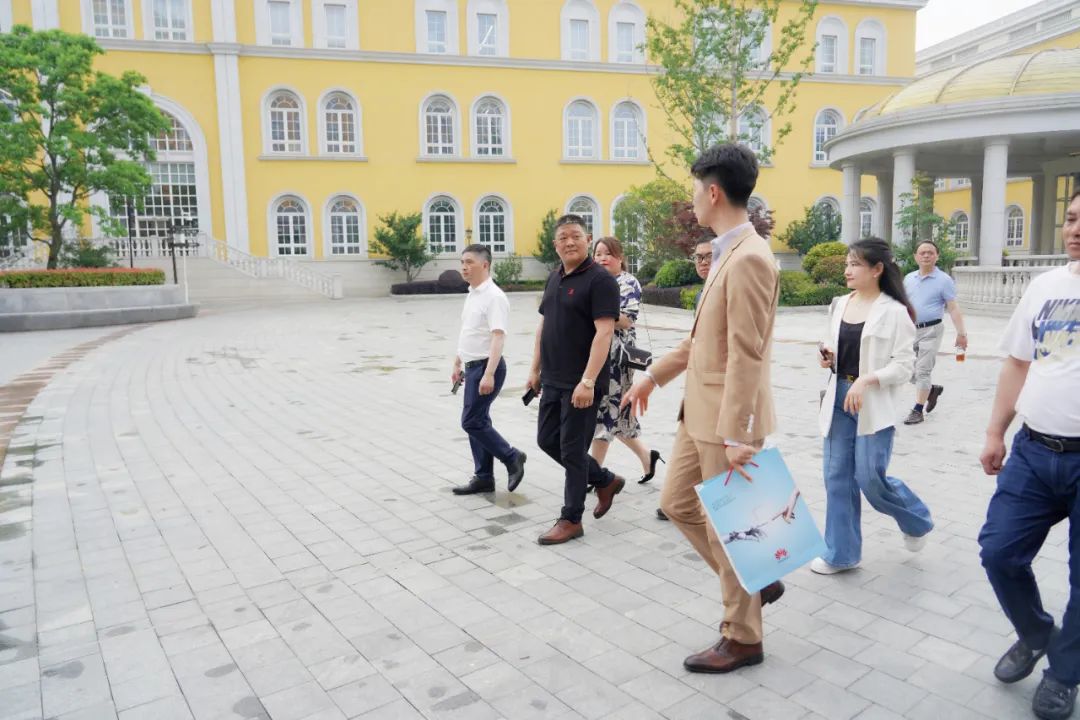 冠科集團董事長楊興國率安徽商會企業(yè)家參訪團走進華為蘇州研究所