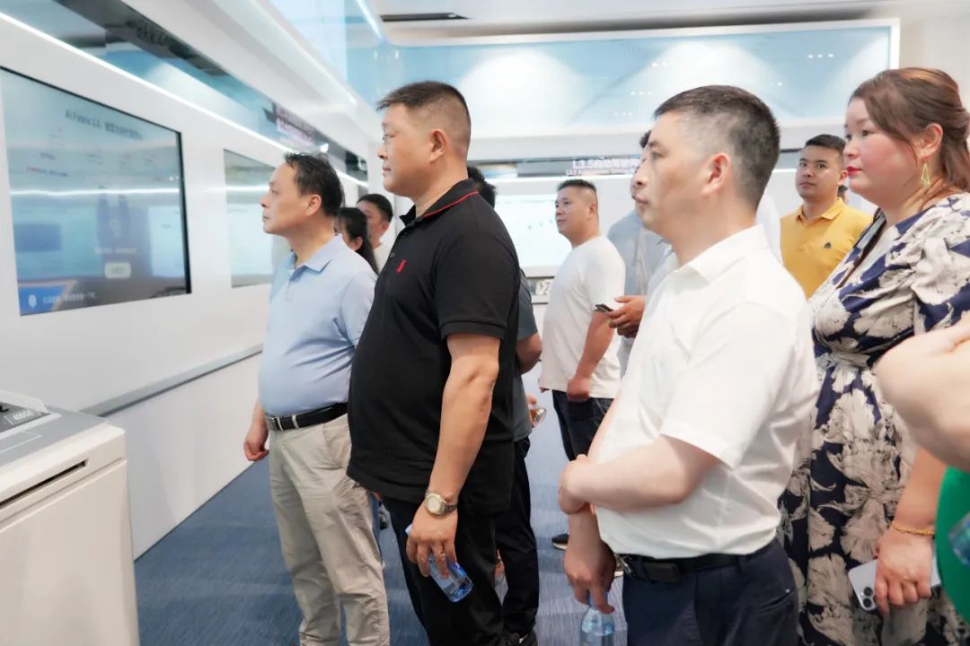 冠科集團董事長楊興國率安徽商會企業(yè)家參訪團走進華為蘇州研究所