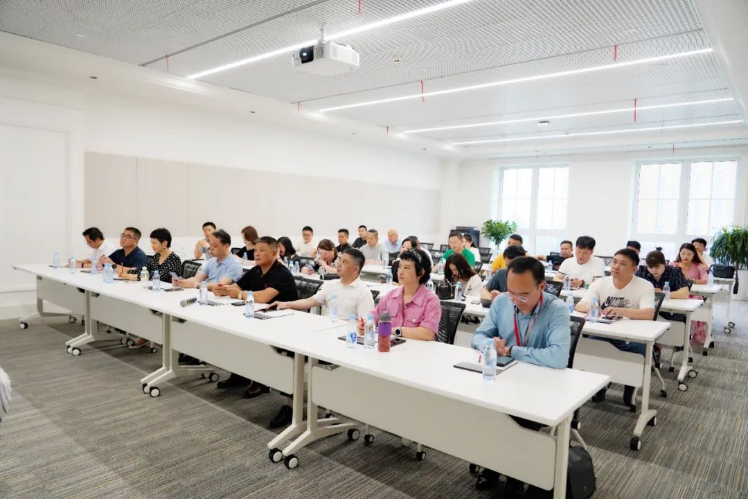 冠科集團董事長楊興國率安徽商會企業(yè)家參訪團走進華為蘇州研究所