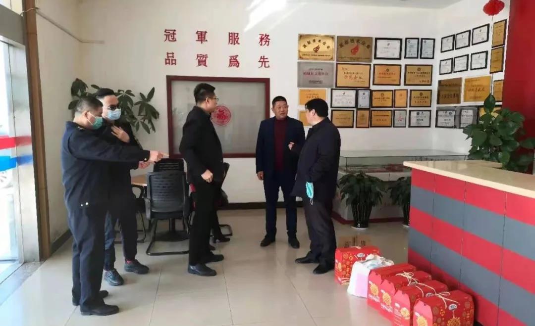 黃橋街道領(lǐng)導(dǎo)到冠科工業(yè)走訪慰問，為留蘇員工送來新春祝福